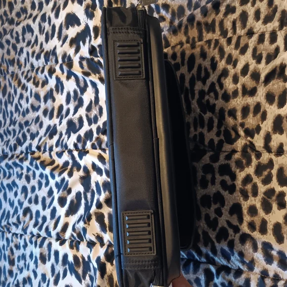 Targus Black Laptop Bag with Professional Appeal - Picture 9 of 10